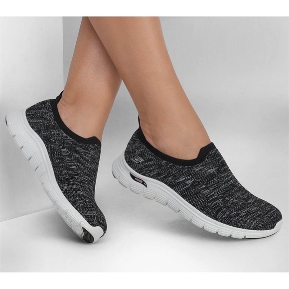 BRAND NEW women skechers arch fit vista inspiration slip on shoes size US 7.5 - Picture 1 of 9